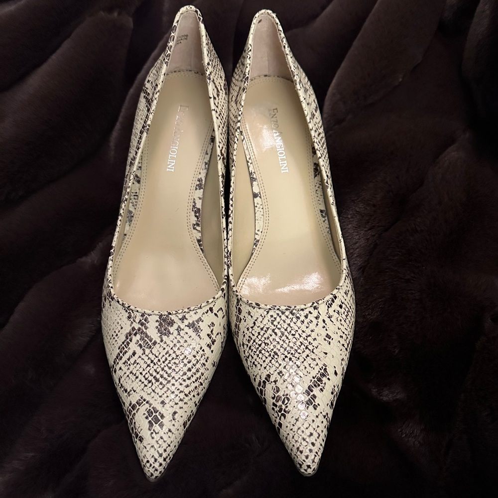 Enzo Angiolini Ladies “Snakeskin” Pointed Toe Pumps. Size 9M
